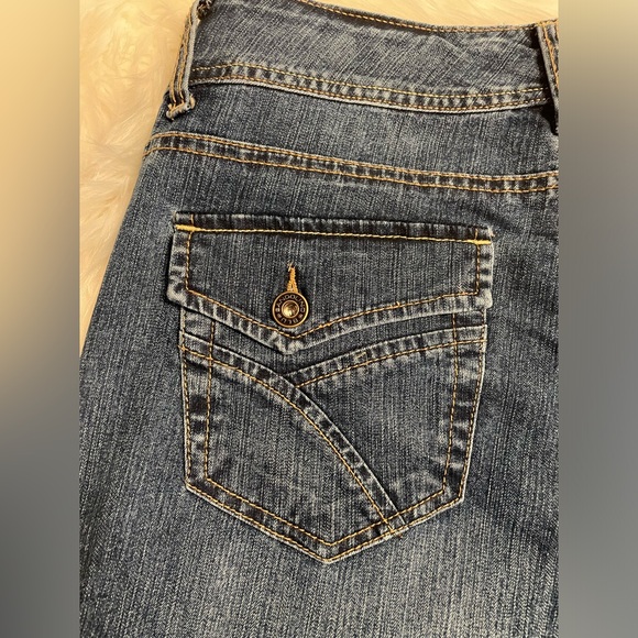 Bandolino Blu, Capris, Blue Jeans, Pockets, Rivets, Stretch, Size 12 - Picture 5 of 15